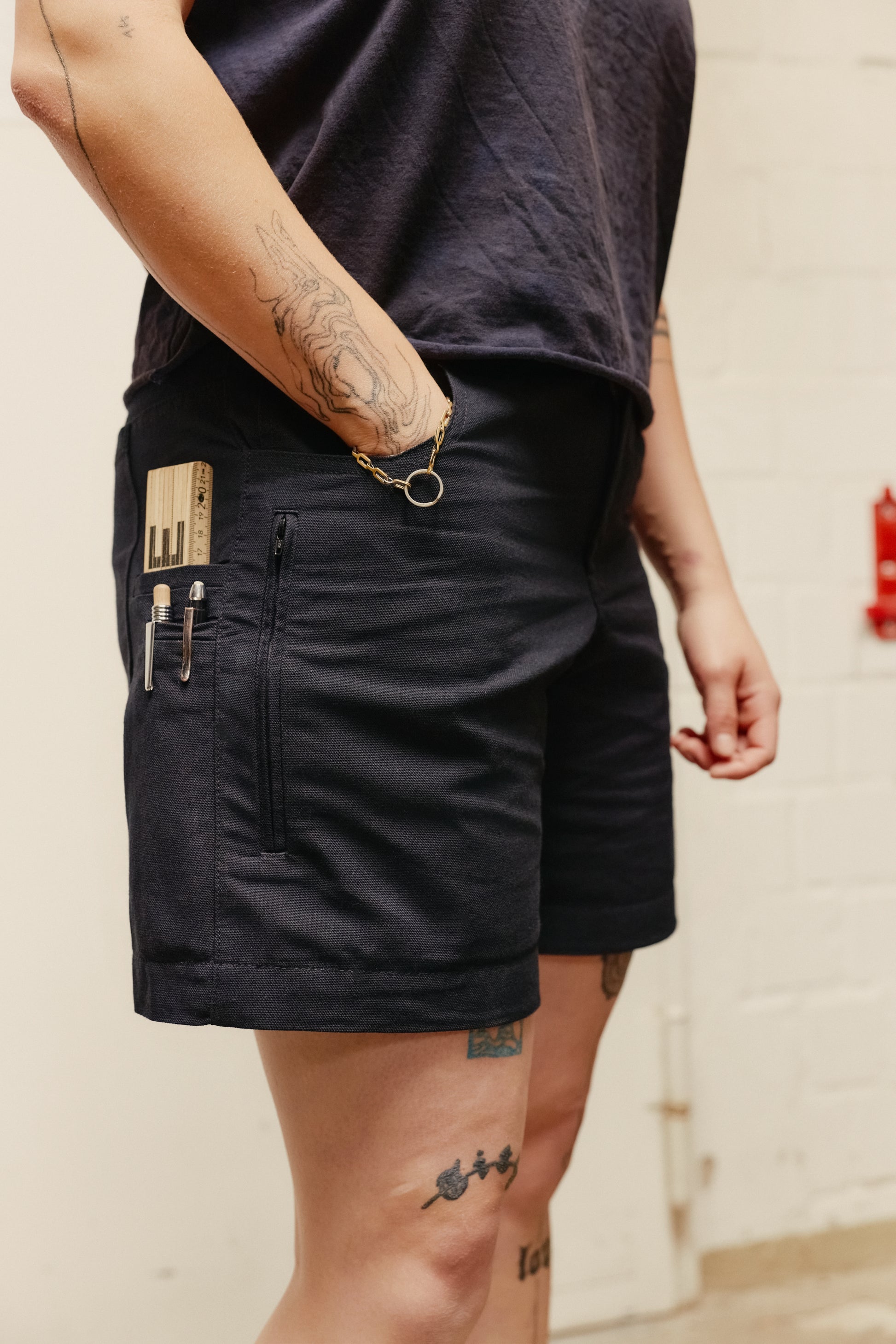 Kurze Arbeitshose aus 100% Baumwolle in Schwarz mit Smartphonetasche, Stifte und Zollstocktasche, made in Berlin. 