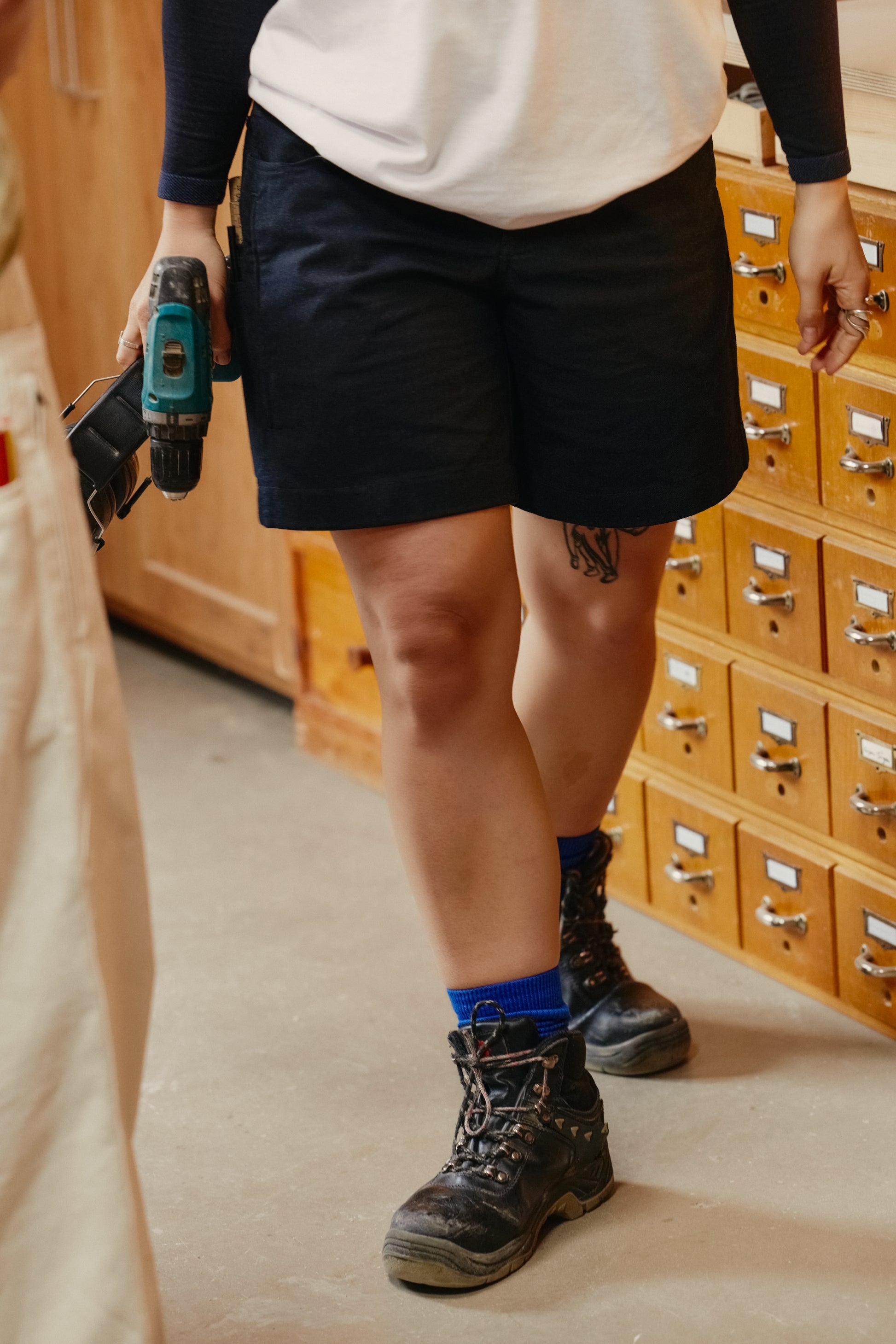 Nachhaltige Workwear Hose in schwarz, kurz. 