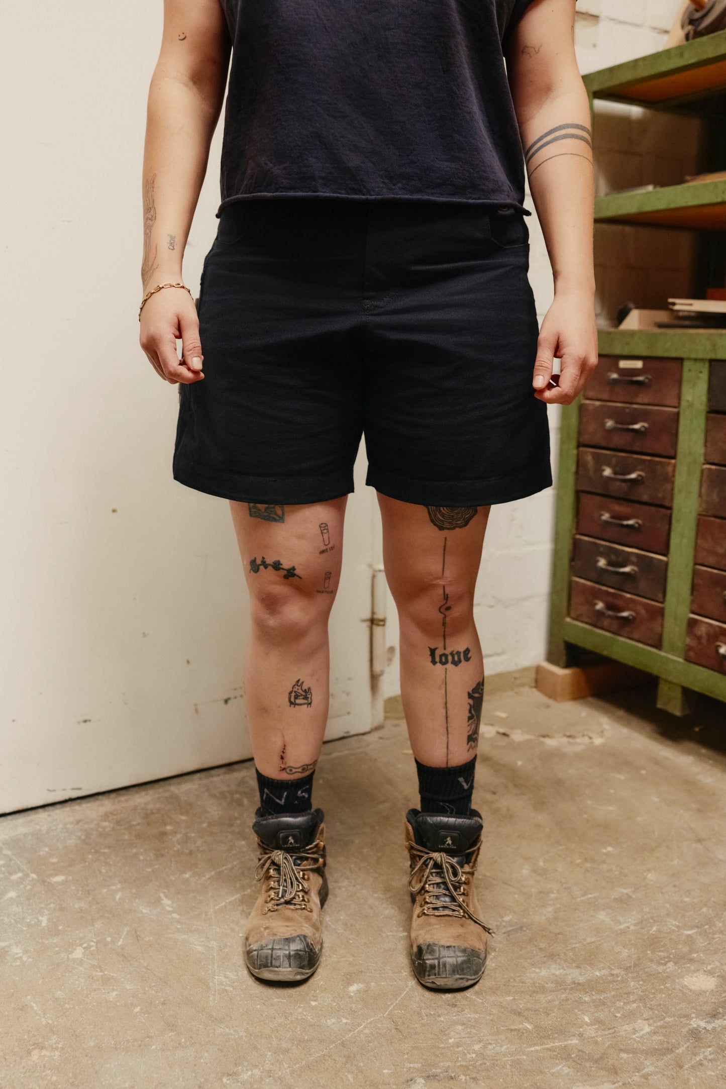 Vorderansicht Kurze schwarze Arbeitshose von Dusties, made in Berlin. 