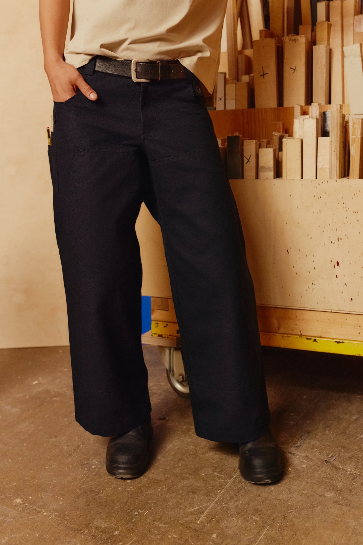 Klassische Arbeitshose für Frauen im Handwerk mit vielen praktischen Taschen, schlichtes design, made in Berlin aus 100% Baumwolle. 