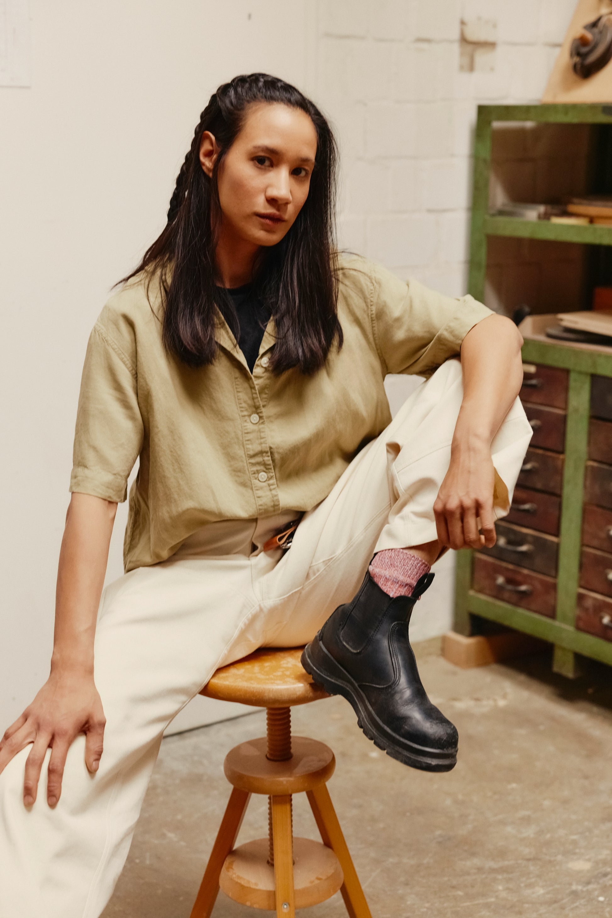 Dusties Arbeitshose in Beige Detail der Schrittnaht und verstärkte Kniepartie.