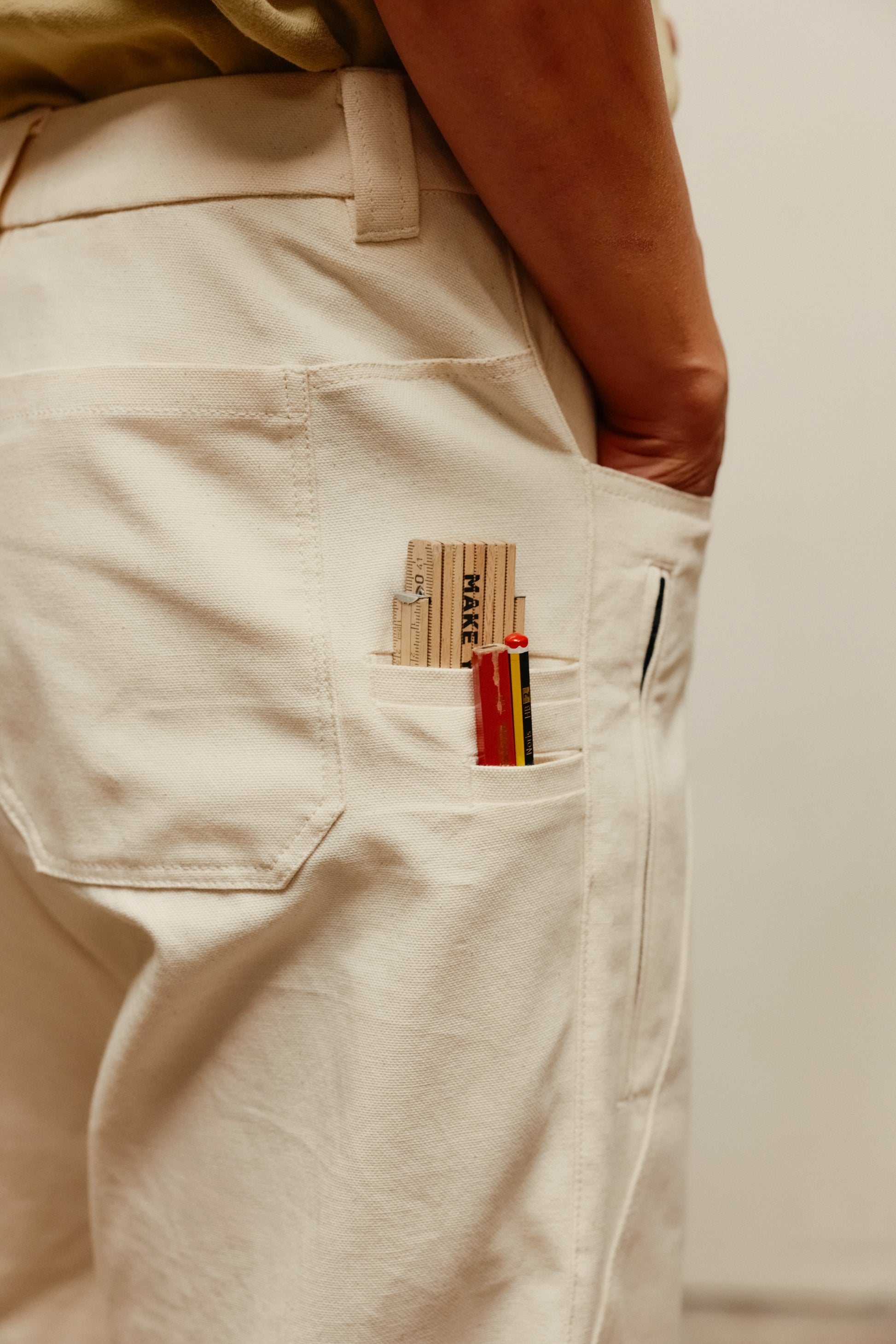 5 Panel Arbeitshose von Dusties mit Seitentasche, Smartphone Pocket und Stiftetasche und Zollstock. 