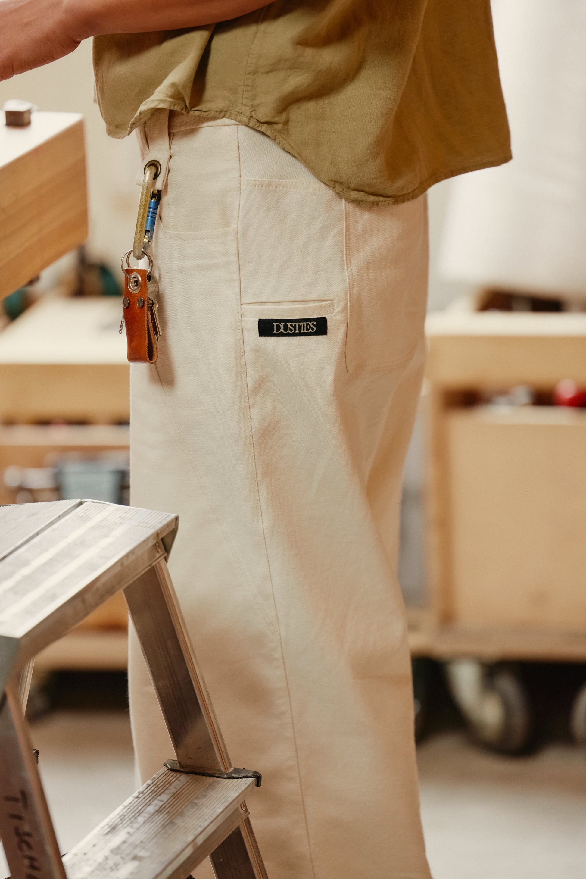 Arbeitshose von Dusties mit besticktem Label und Keyring, Seitenansicht, Made in Berlin.