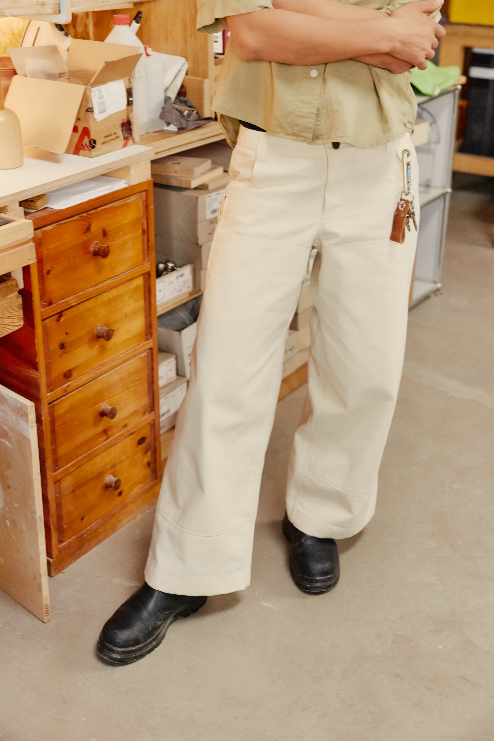Vorderansicht der Arbeitshose von Dusties, handgemacht in Berlin aus 100% Baumwolle. 