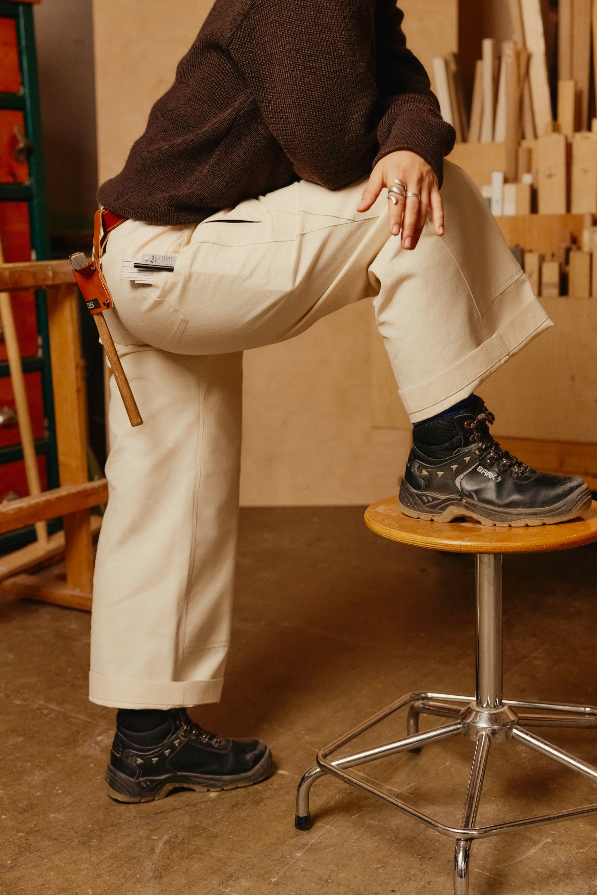 Beige Dusties Hose Seitenansicht mit Zollstock und Stiftetasche.