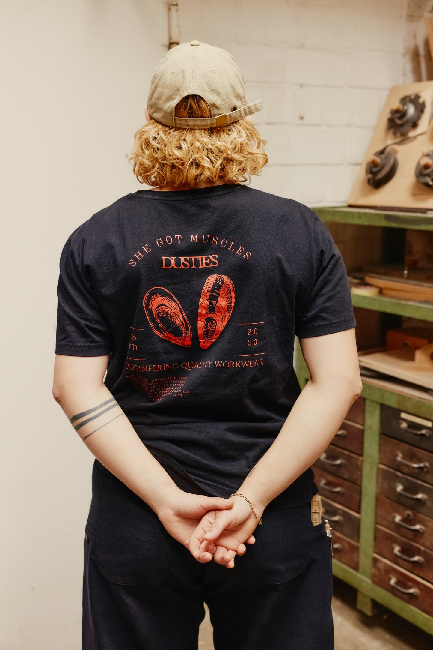 T-Shirt in Schwarz mit Print in Rot, Made in Berlin für Frauen im Handwerk. 